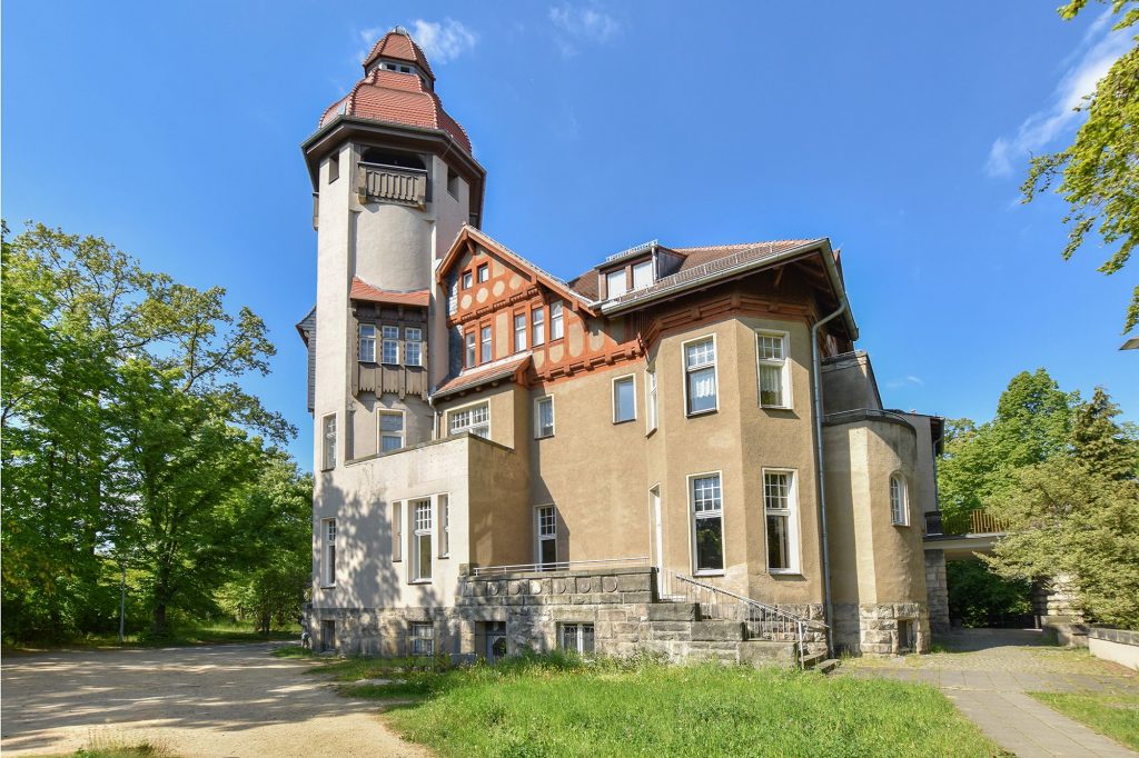Gebäude mit Fenster und Turm