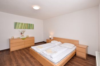 Schlafzimmer mit einem Doppelbett